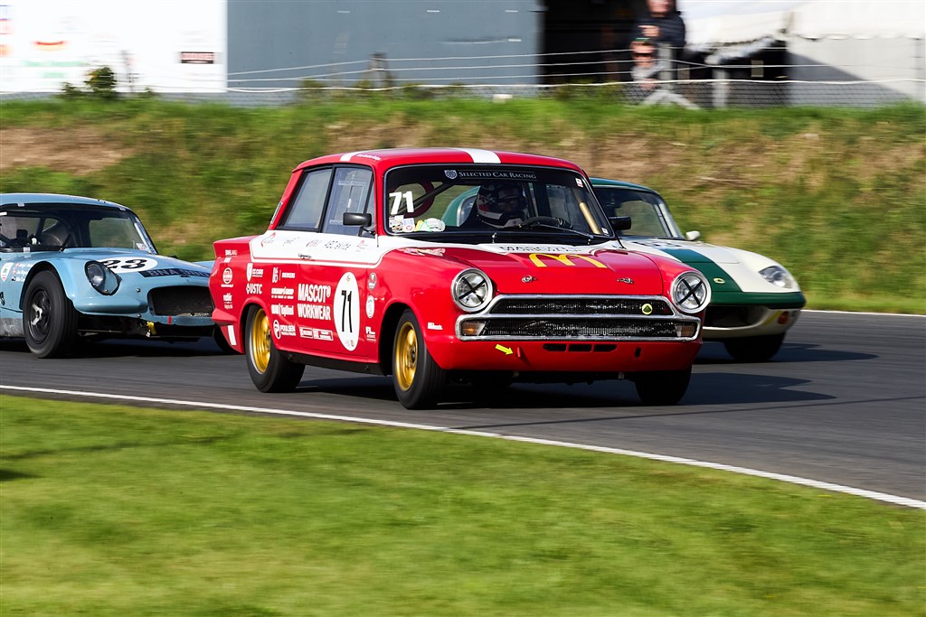 Oscar Davidsen Siesbyes Lotus Cortina er blevet fanget af feltets hurtige GT sportvogne.
(Foto: Ib Trebbien)